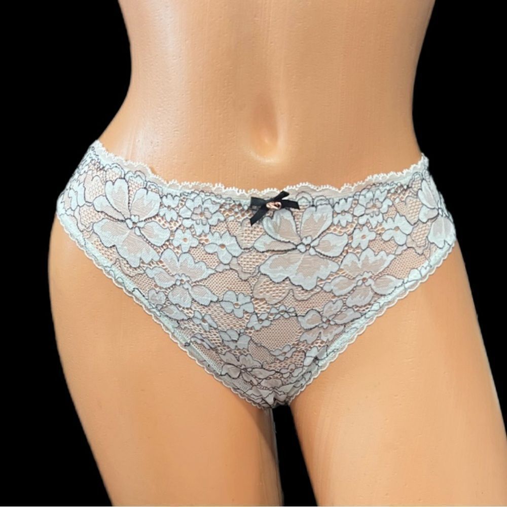 Victorias Secret Body Supersoft Floral Lace Thong Panty White / Black Large